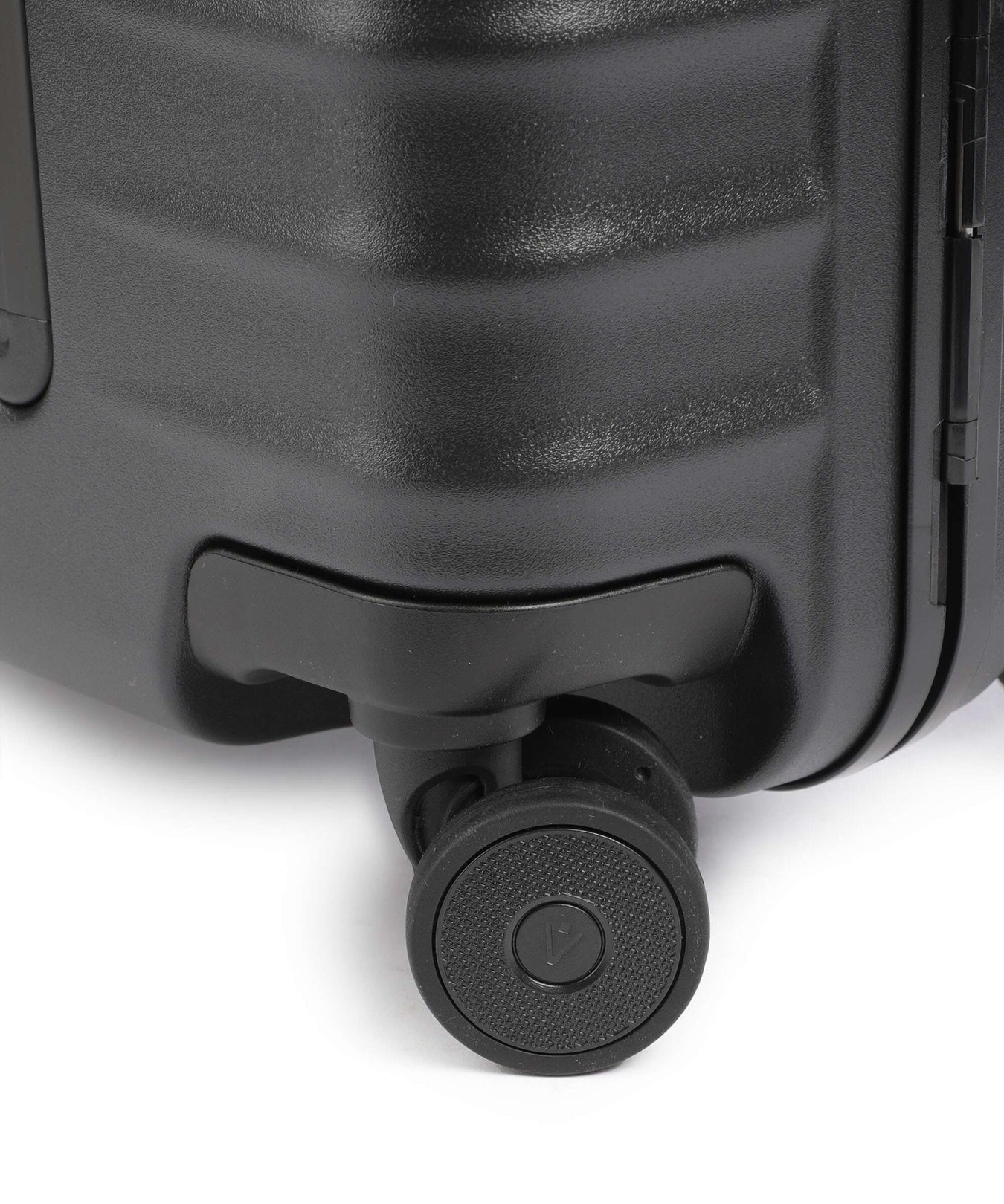 Titan Overseas Spinner (4 wheels) nightshade black