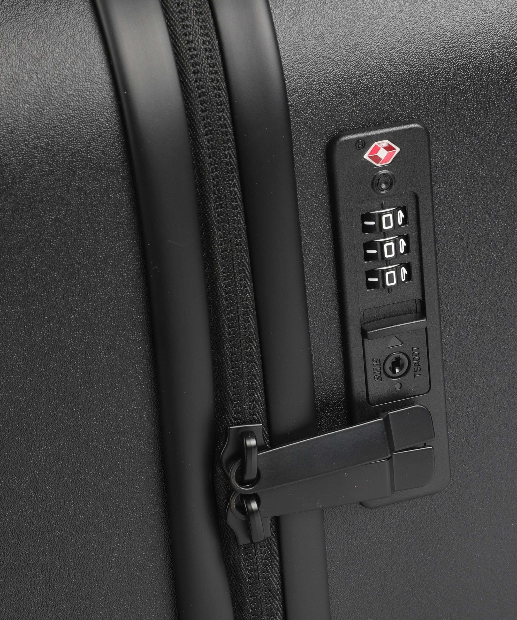 Armani Exchange Maui Spinner (4 wheels) black beauty