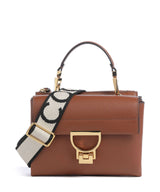 Coccinelle Arlettis Signature Kabelka přes rameno cognac